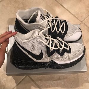 Nike Kyrie 5 Color: White/Black